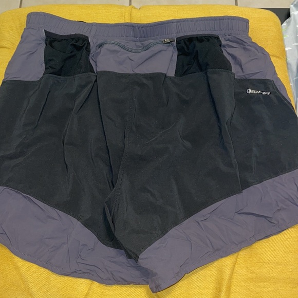 The north face shorts with back pocket - Picture 3 of 4